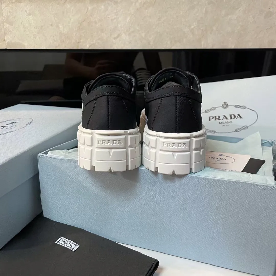 P420👟👟 2024 launches Prada’s latest catwalk shoes, the dad shoe series ͏ 💥PRADA early spring T-stage catwalk style👠Small fresh air with a little expensive feel, very perfect on the feet💃Elegant and elegant, crystal clear, regardless of the quality of accessories, they are all customized one-to-one, zero distance from the original version 1⃣Upper: imported nylon waterproof cloth + glue injection molding process 2⃣Inner lining: mixed sheepskin lining 3⃣Outsole: original one-to-one molded TPU outsole 4⃣🔺Original packaging Heel height 5cm 5⃣Number: 34-40🐎